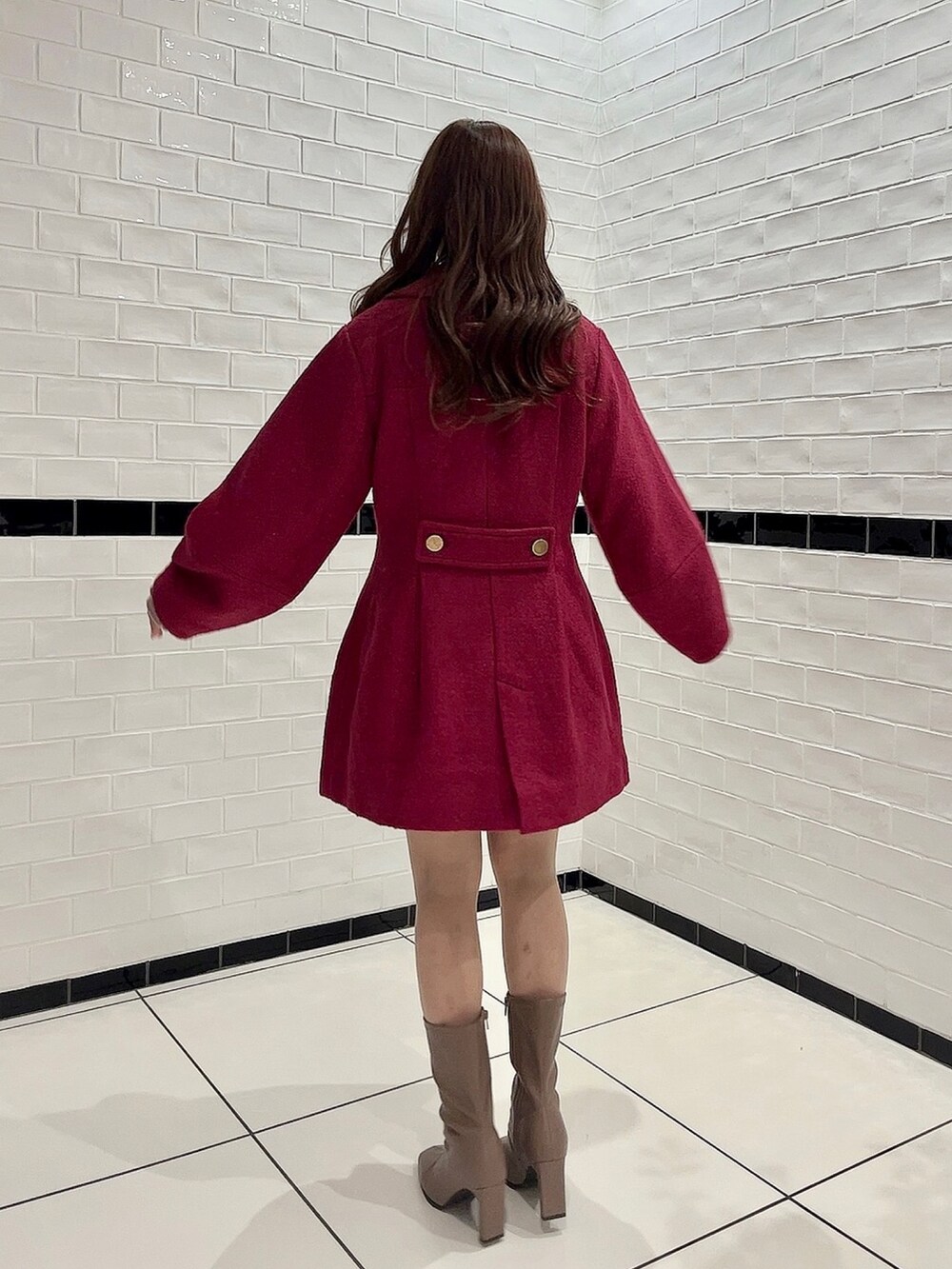 レッド系のその他アウター、ピンク系のTシャツ/カットソー、グレー系のスカートを着用したレディースの冬コーディネートの4枚目の写真