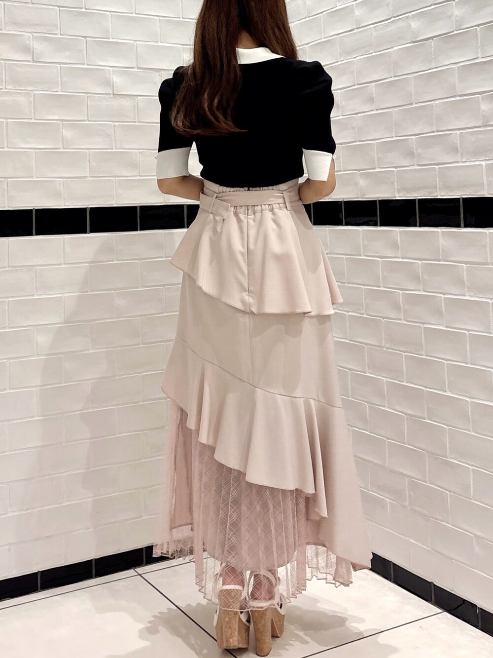 ピンク系のスカート、ホワイト系のサンダル、その他のニット/セーターを着用したレディースの夏コーディネートの5枚目の写真