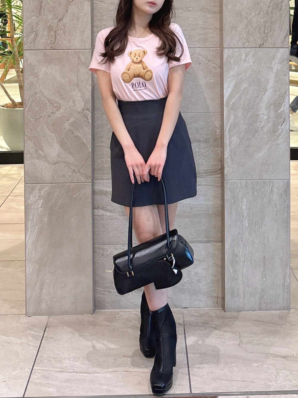 ピンク系のTシャツ/カットソー、グレー系のスカート、ブラック系のブーツを着用したレディースの夏コーディネートの4枚目の写真