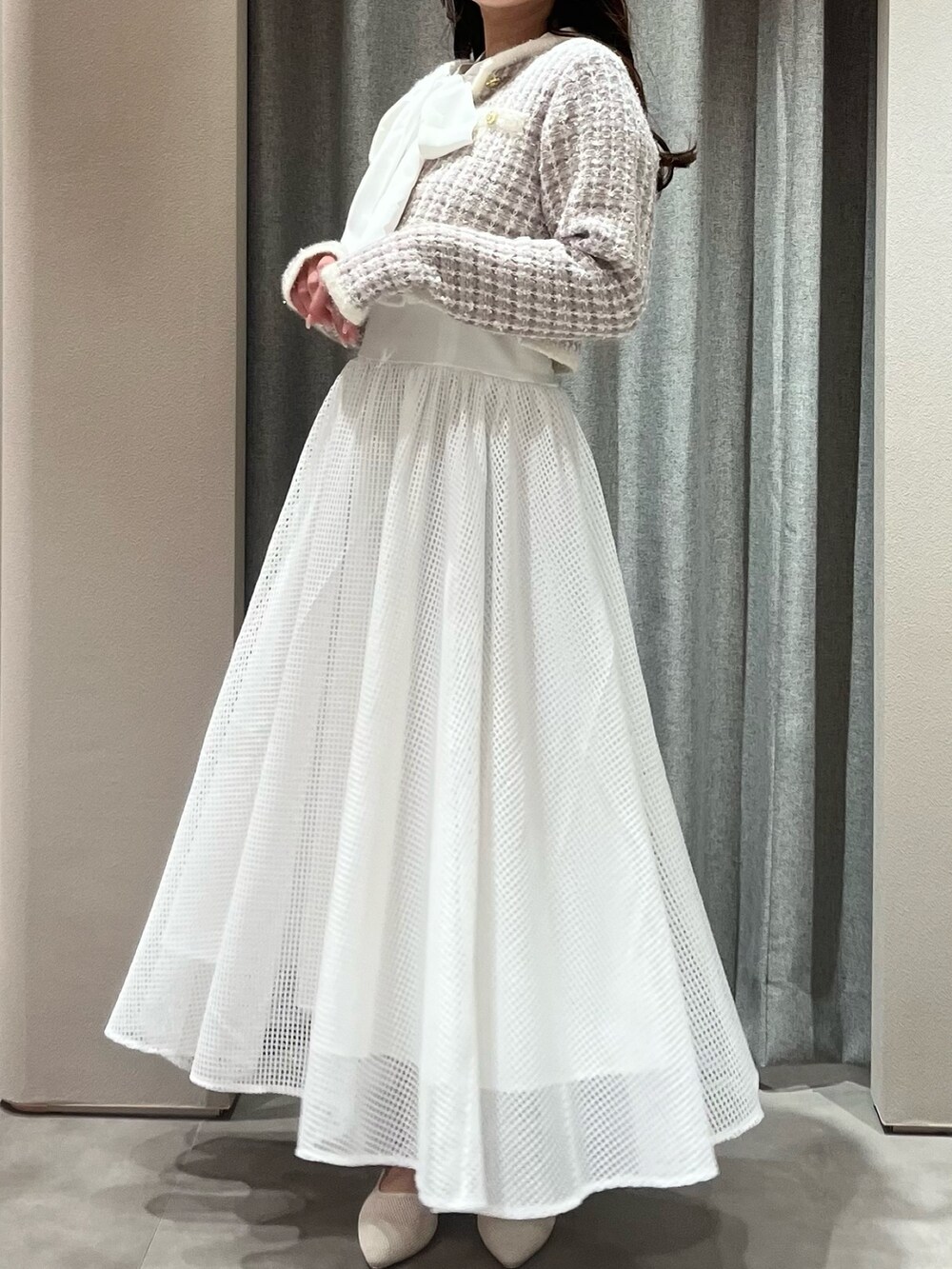 パープル系のノーカラージャケット、ホワイト系のワンピース、ホワイト系のパンプスを着用したレディースの春コーディネートの4枚目の写真