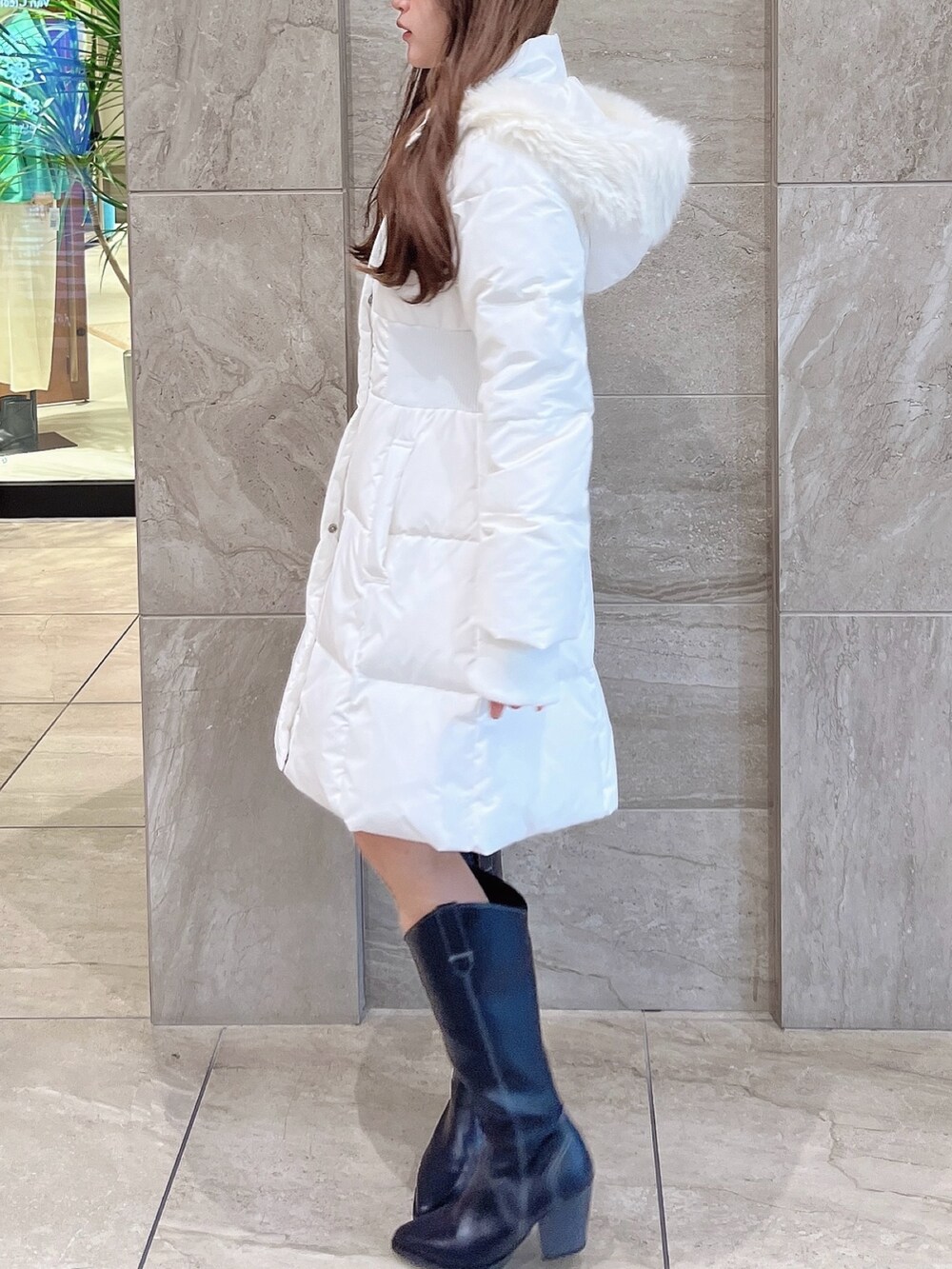 ホワイト系のダウンジャケット/コート、その他のブーツを着用したレディースの冬コーディネートの5枚目の写真