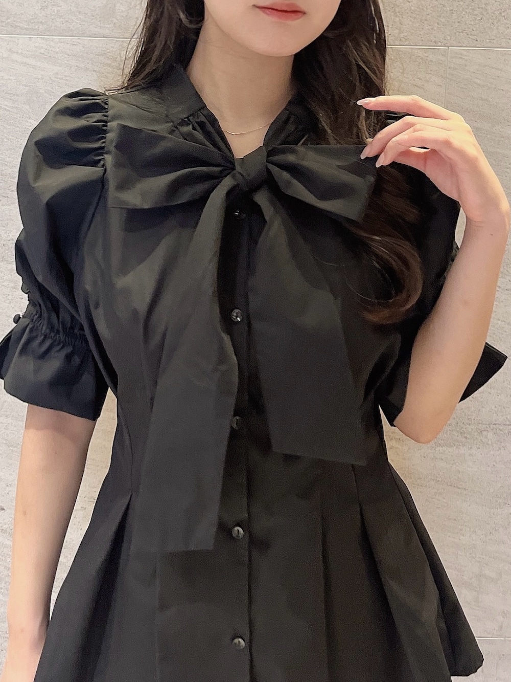 ブラック系のシャツ/ブラウス、グレー系のテーラードジャケット、ブラック系のブーツを着用したレディースの秋コーディネートの6枚目の写真