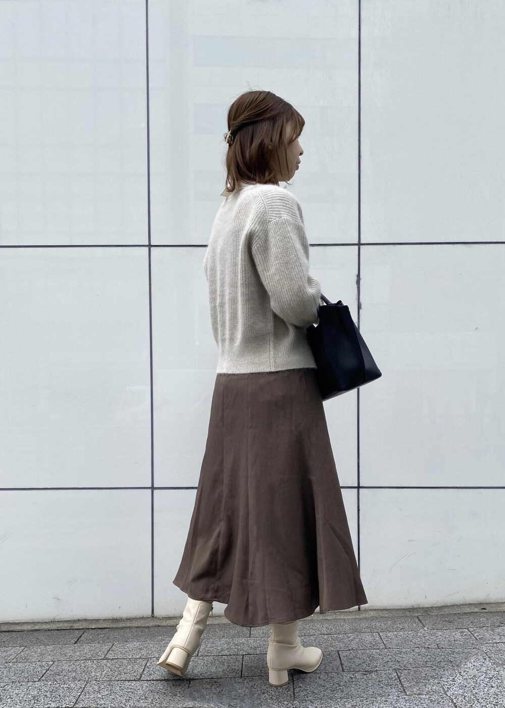 ホワイト系のブーツ、ホワイト系のカーディガン/ボレロ、ブラウン系のワンピースを着用したレディースの秋コーディネートの3枚目の写真