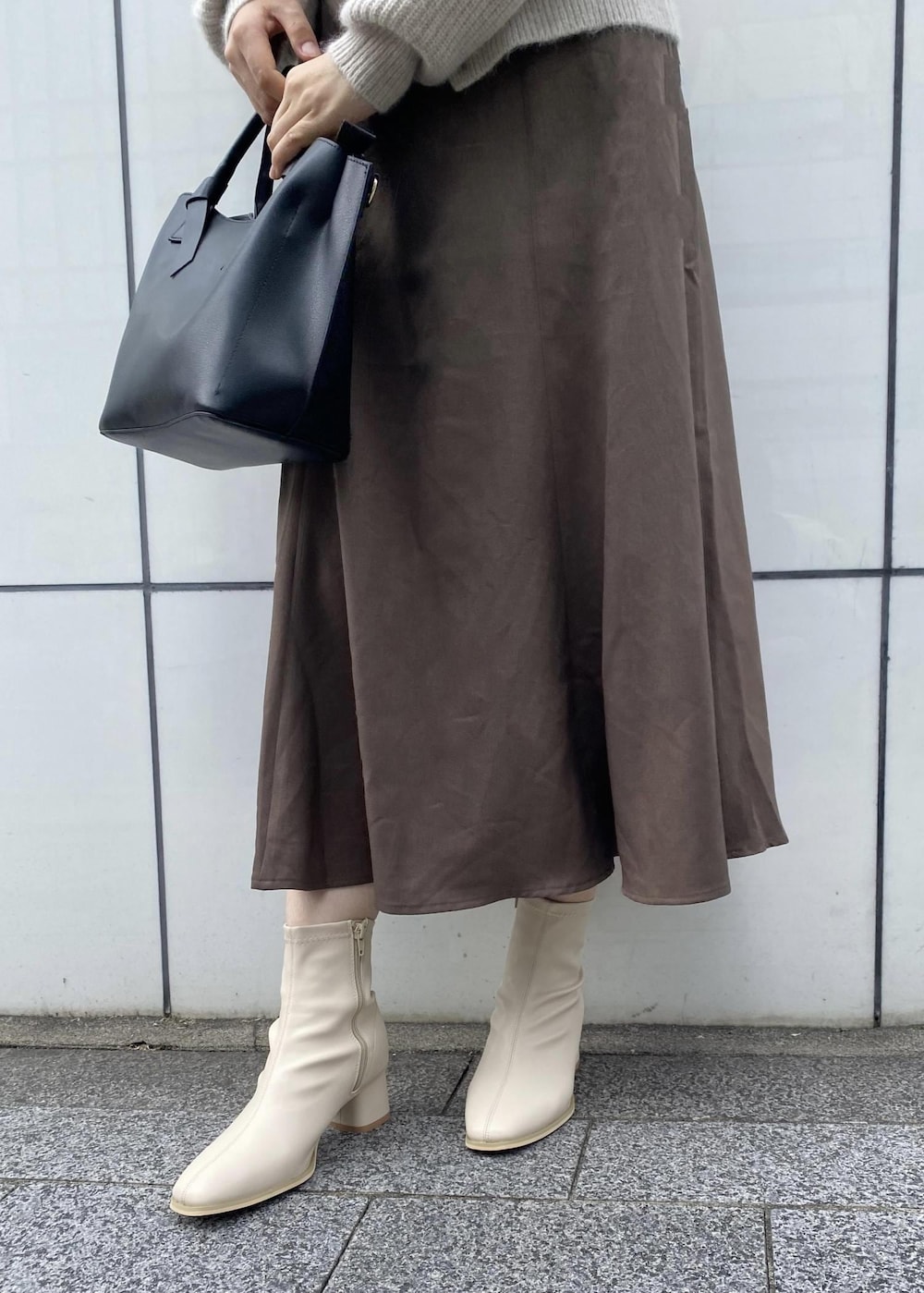 ホワイト系のブーツ、ホワイト系のカーディガン/ボレロ、ブラウン系のワンピースを着用したレディースの秋コーディネートの4枚目の写真
