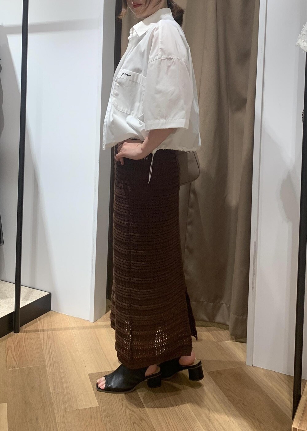 ブラック系のサンダル、ブラウン系のスカート、ブラウン系のニット/セーターを着用したレディースの春コーディネートの2枚目の写真