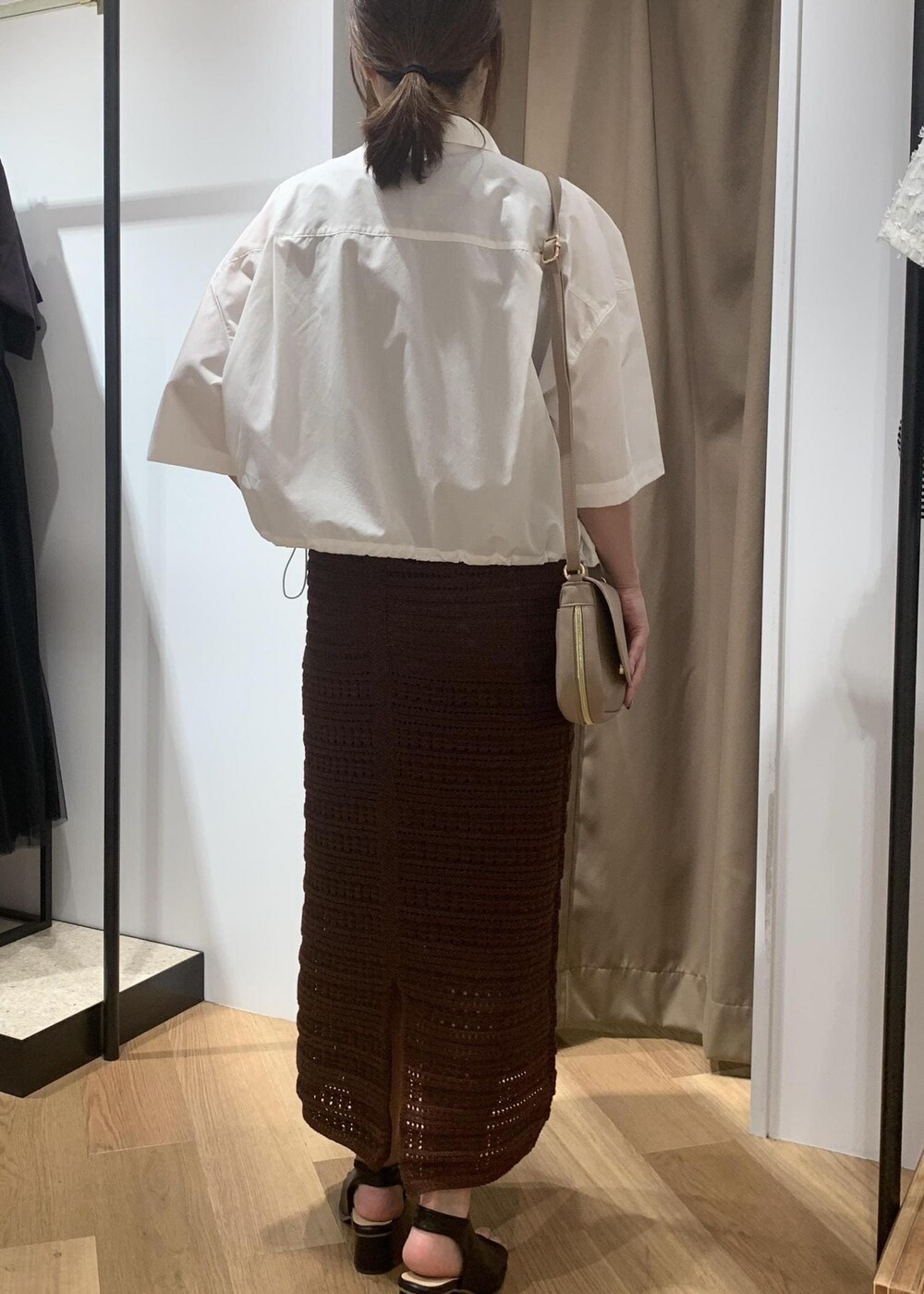 ブラック系のサンダル、ブラウン系のスカート、ブラウン系のニット/セーターを着用したレディースの春コーディネートの3枚目の写真