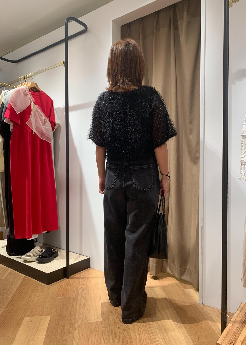 ブラック系のトートバッグ、ブラック系のTシャツ/カットソー、ブラック系のサンダルを着用したレディースの夏コーディネートの3枚目の写真