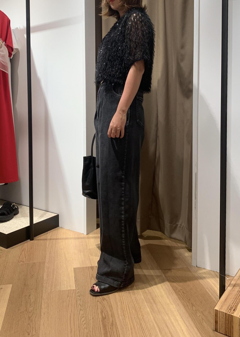 ブラック系のトートバッグ、ブラック系のTシャツ/カットソー、ブラック系のサンダルを着用したレディースの夏コーディネートの2枚目の写真