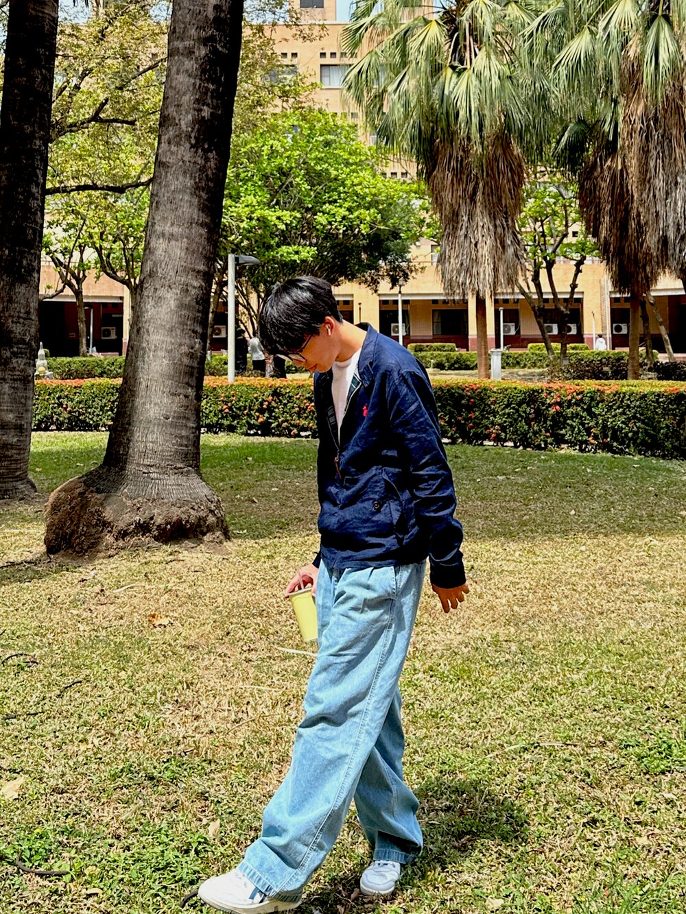 ブルー系のジャケット/アウター、ブルー系のデニムパンツ、ホワイト系のスニーカーを着用したメンズの春コーディネートの4枚目の写真