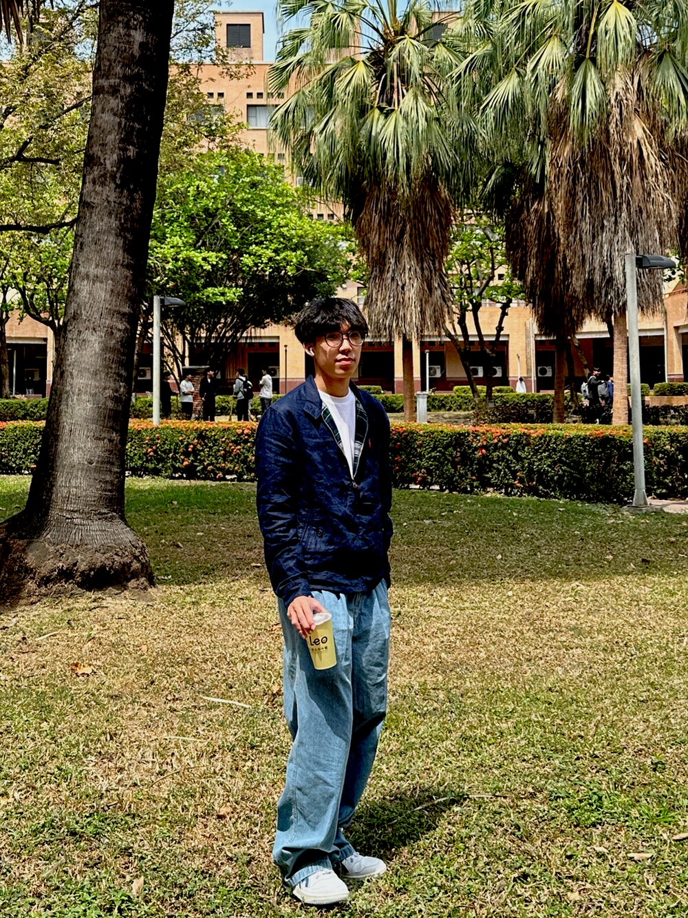 ブルー系のジャケット/アウター、ブルー系のデニムパンツ、ホワイト系のスニーカーを着用したメンズの春コーディネートの3枚目の写真