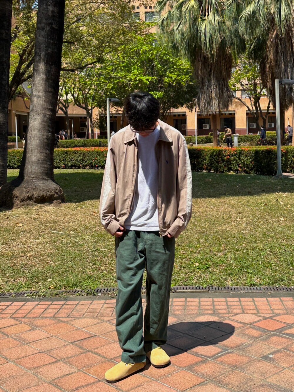 「UNIQLOのアイテム（チノパンツ、グリーン系）」を使った、ishiroさん（メンズ・168cm）の春コーディネートの2枚目の写真