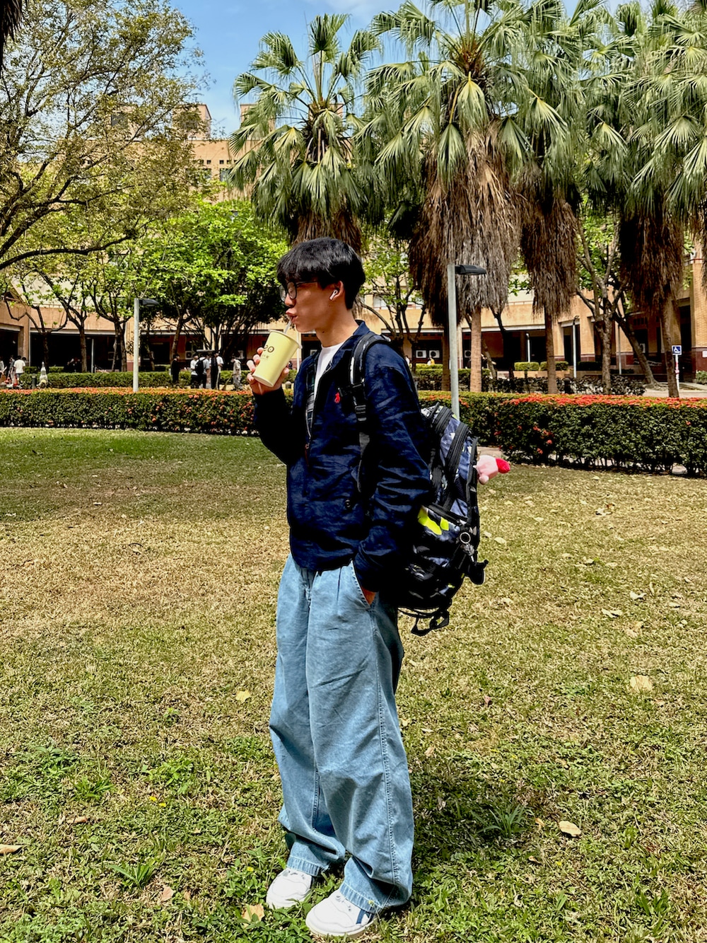 ブルー系のジャケット/アウター、ブルー系のデニムパンツ、ホワイト系のスニーカーを着用したメンズの春コーディネートの2枚目の写真