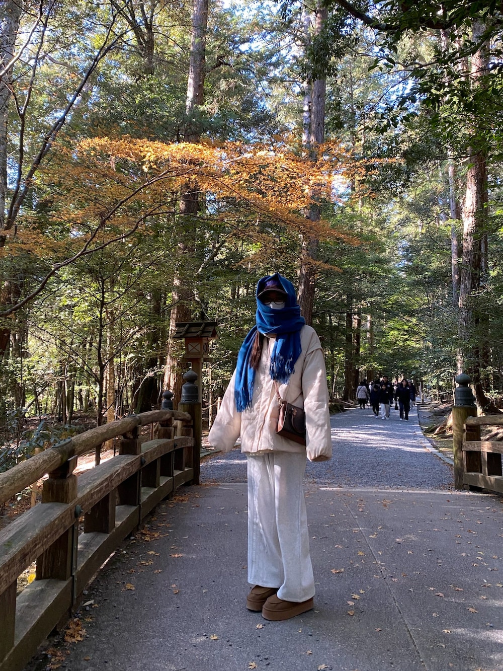 ホワイト系のダウンジャケット/コート、グレー系のスウェットパンツ、イエロー系のブーツを着用したレディースの冬コーディネートの2枚目の写真