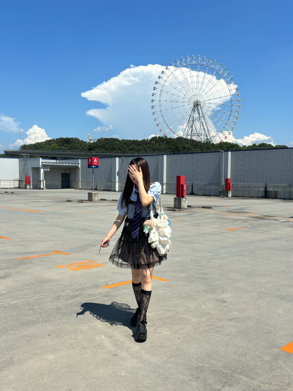 ブルー系のシャツ/ブラウス、ブラック系のワンピース、ブラック系のサンダルを着用したレディースの夏コーディネートの3枚目の写真