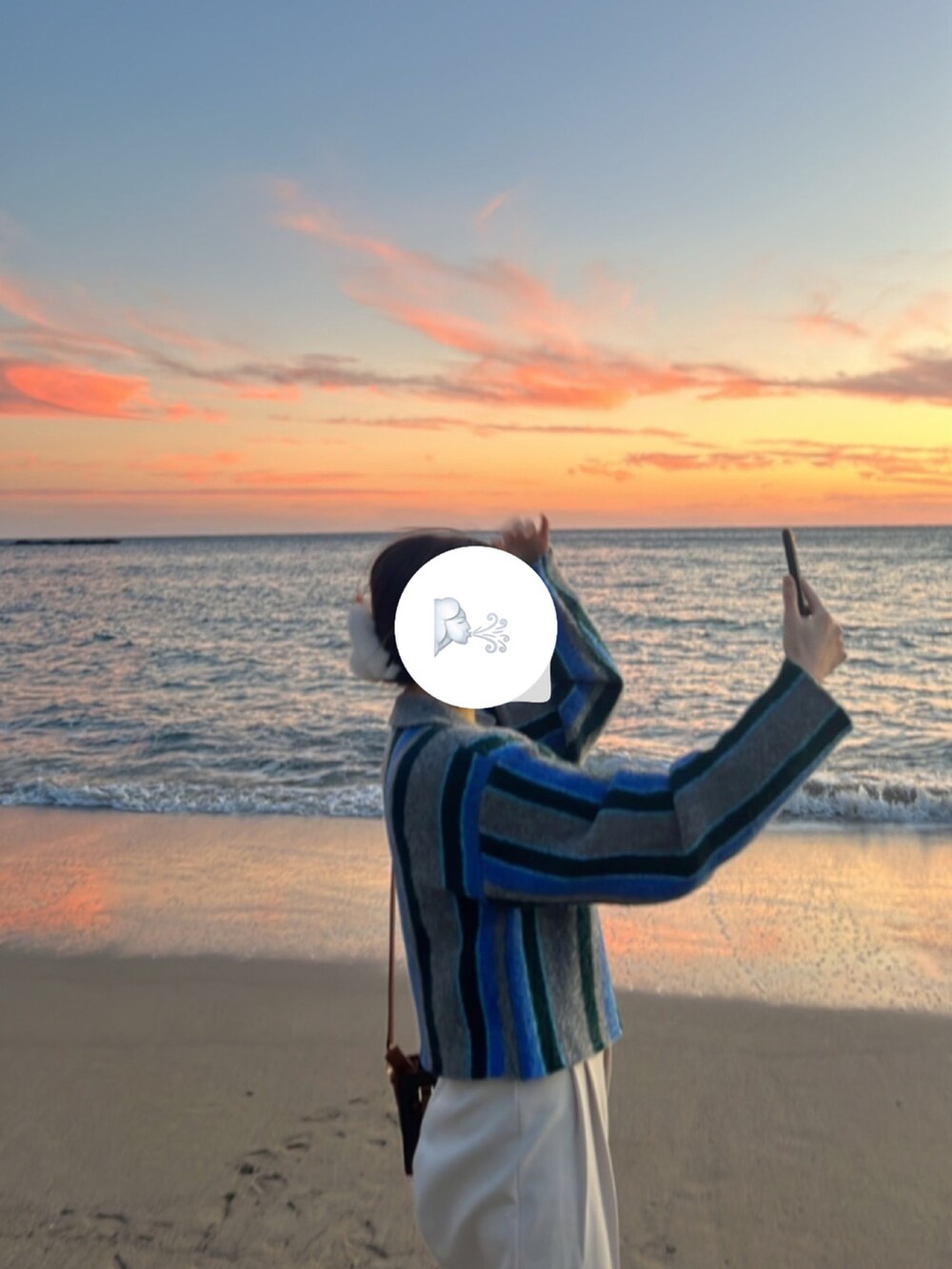 グレー系のカーディガン/ボレロ、ブラウン系のショルダーバッグ、ホワイト系のスラックスを着用したレディースの秋コーディネートの2枚目の写真