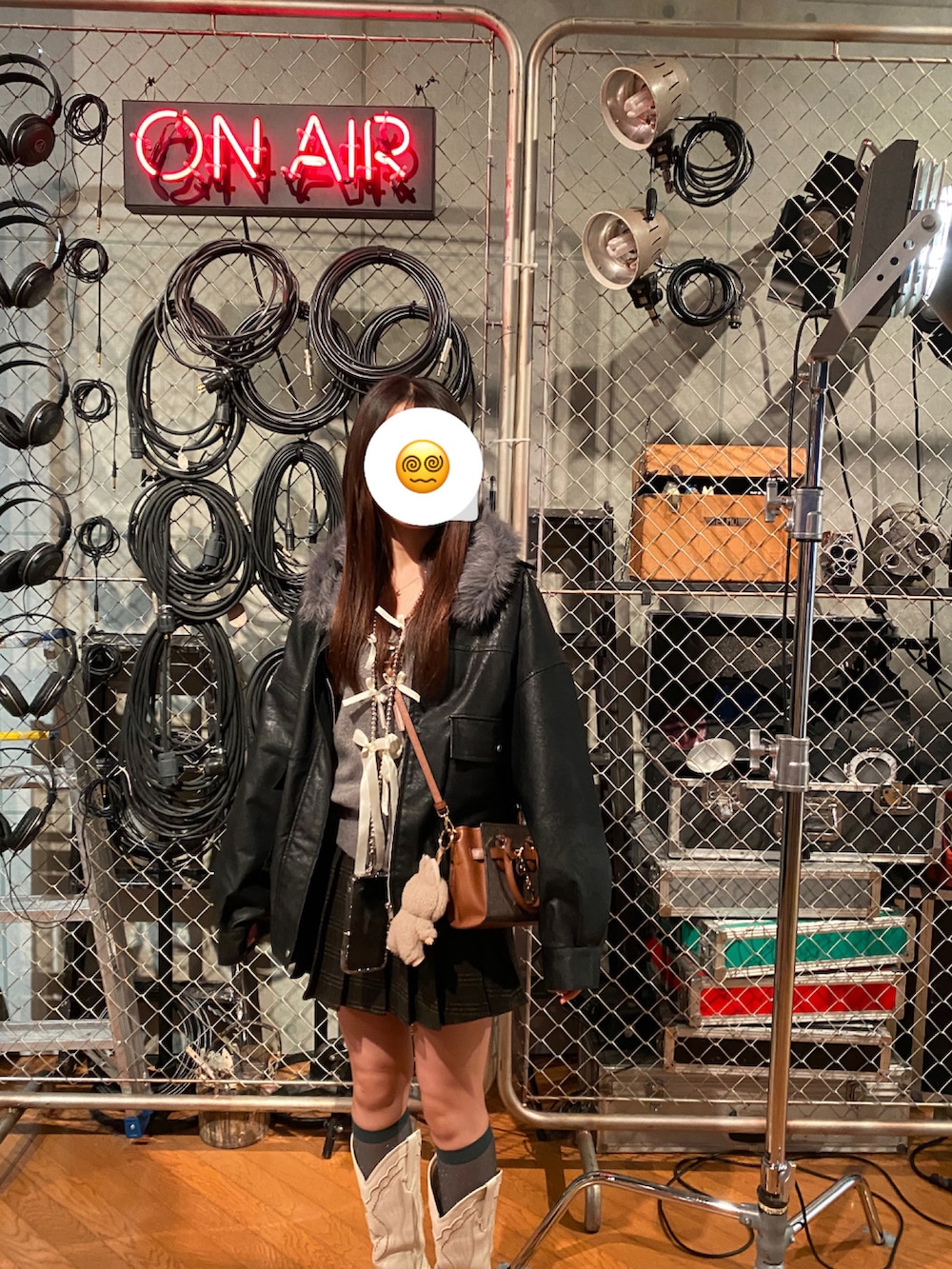 「今日のコーデ、おでかけコーデ、プリーツミニスカート、ジャケット、白ブーツ、GRL、shein、パーカー グレー、ニットフーディー、モコモコフード、休日スタイル、ジャケットコーデ、ミニスカートコーデ、カントリーブーツ」｜「PRIVATE  BEACHのチェック柄ハイウエストプリーツミニスカート スカパン（スカート、ブラウン系）」を使った、୨୧⑅*.さん（レディース・163cm）の春コーディネートの4枚目の写真