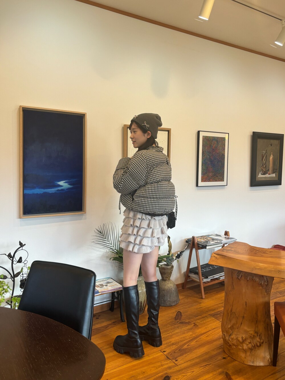 ブラック系のショルダーバッグ、その他のダウンジャケット/コート、ベージュ系のスウェットパンツを着用したレディースの冬コーディネートの2枚目の写真