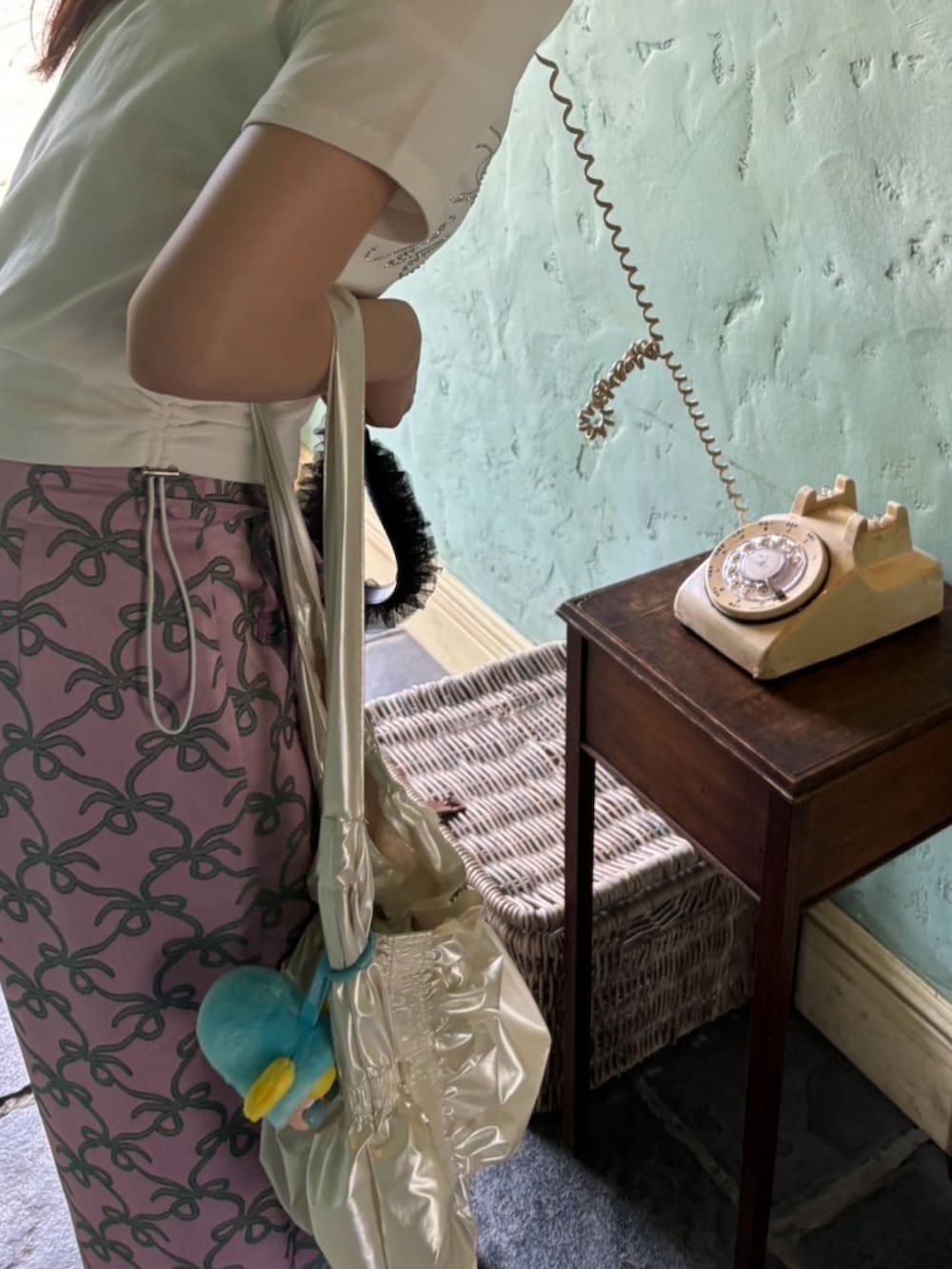 ホワイト系のTシャツ/カットソー、ピンク系のその他パンツ、ブラック系のサンダルを着用したレディースの夏コーディネートの3枚目の写真