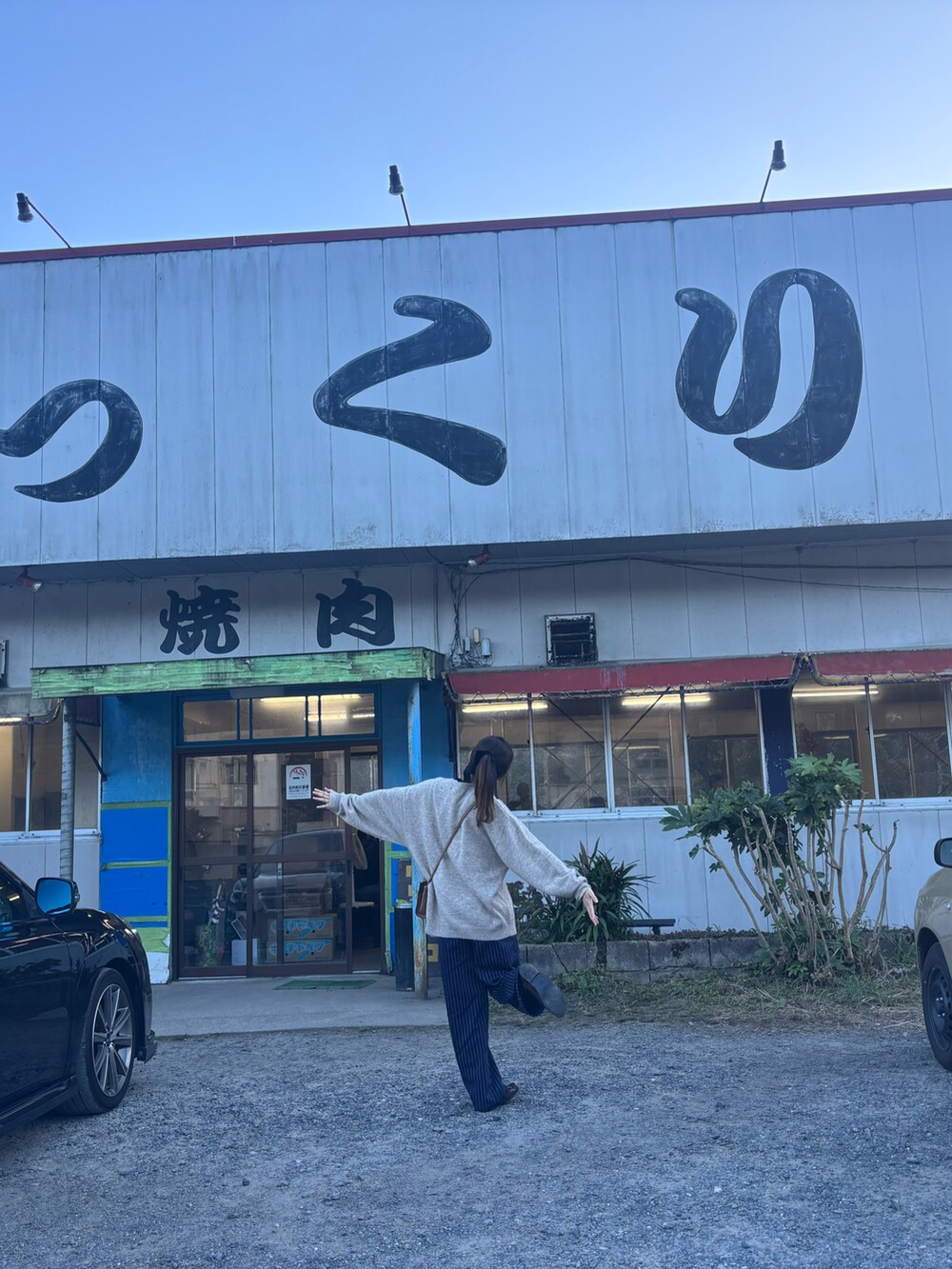 グレー系のニット/セーターを着用したレディースの秋コーディネートの2枚目の写真