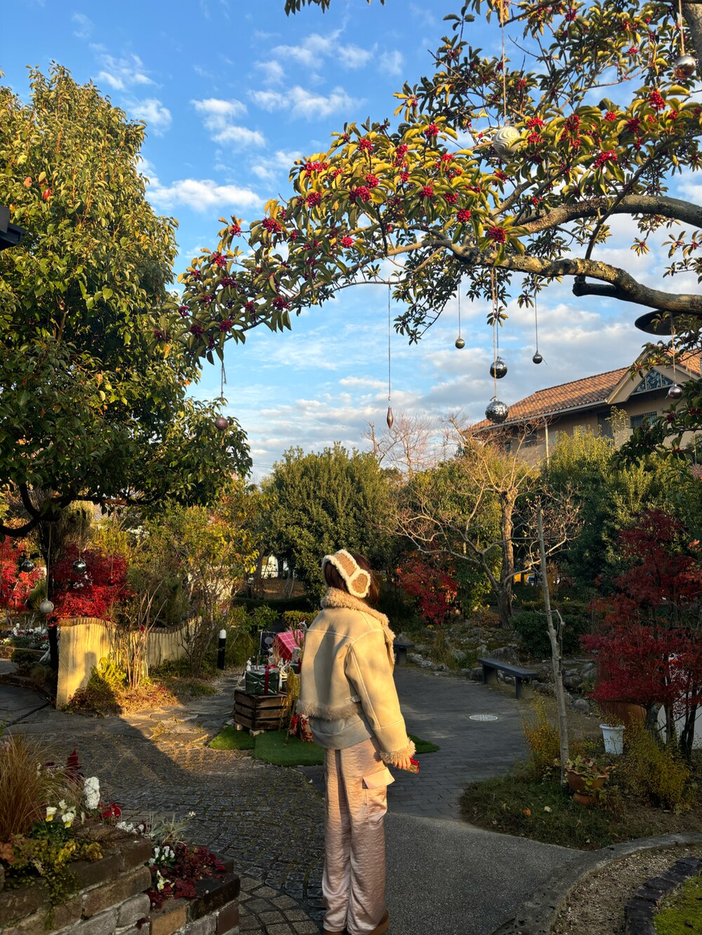 グレー系のTシャツ/カットソー、ピンク系のカーゴパンツ、ホワイト系のムートンコートを着用したレディースの冬コーディネートの4枚目の写真