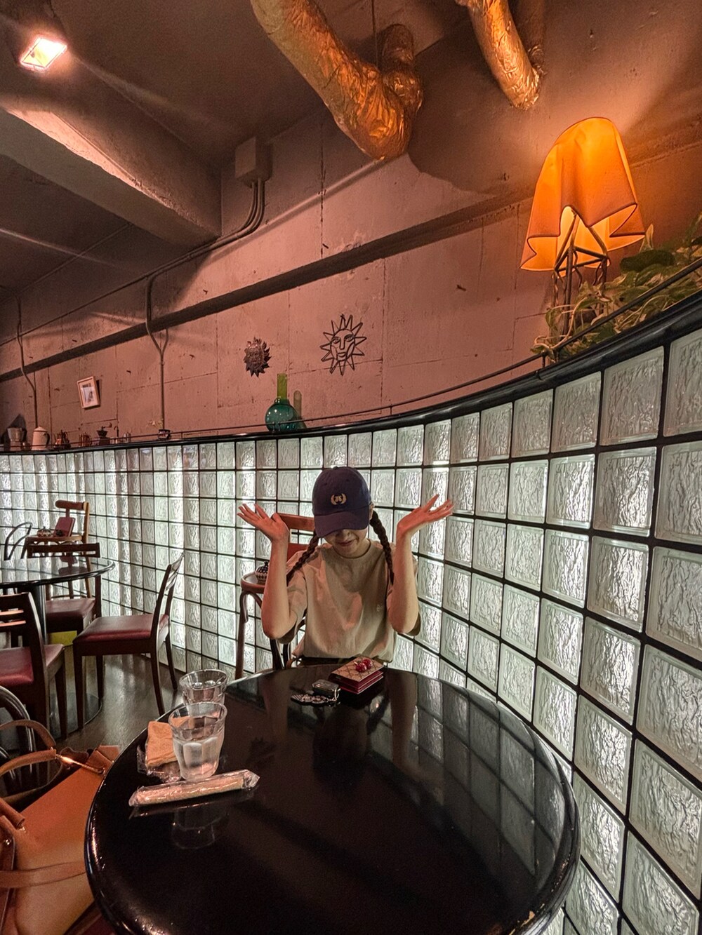 ベージュ系のTシャツ/カットソー、グリーン系のスカート、ブラック系のサンダルを着用したレディースの春コーディネートの2枚目の写真