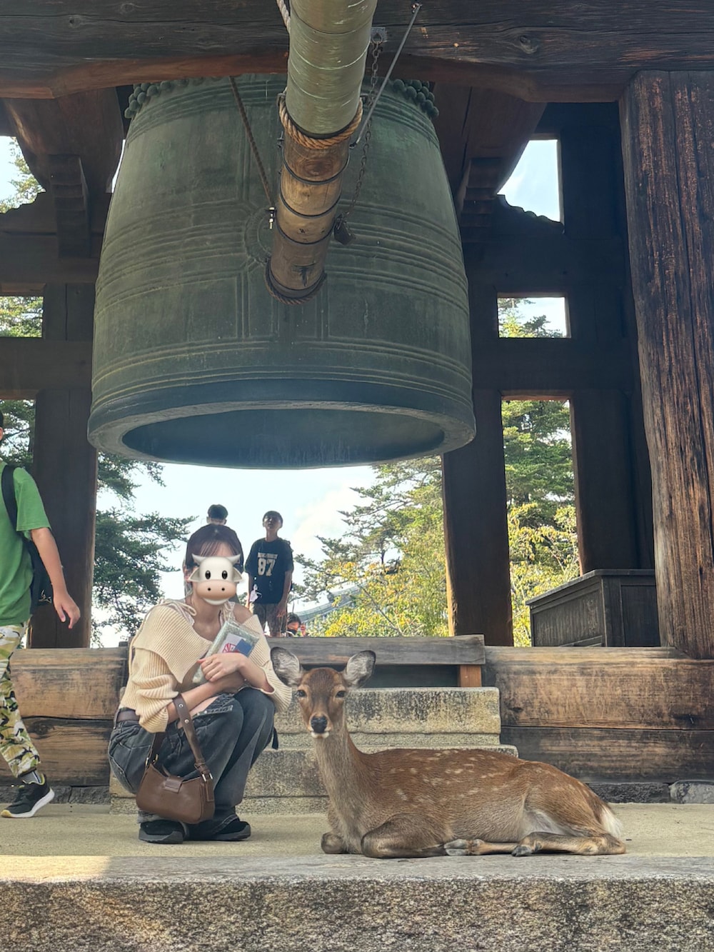 ホワイト系のニット/セーターを着用したレディースの秋コーディネートの2枚目の写真