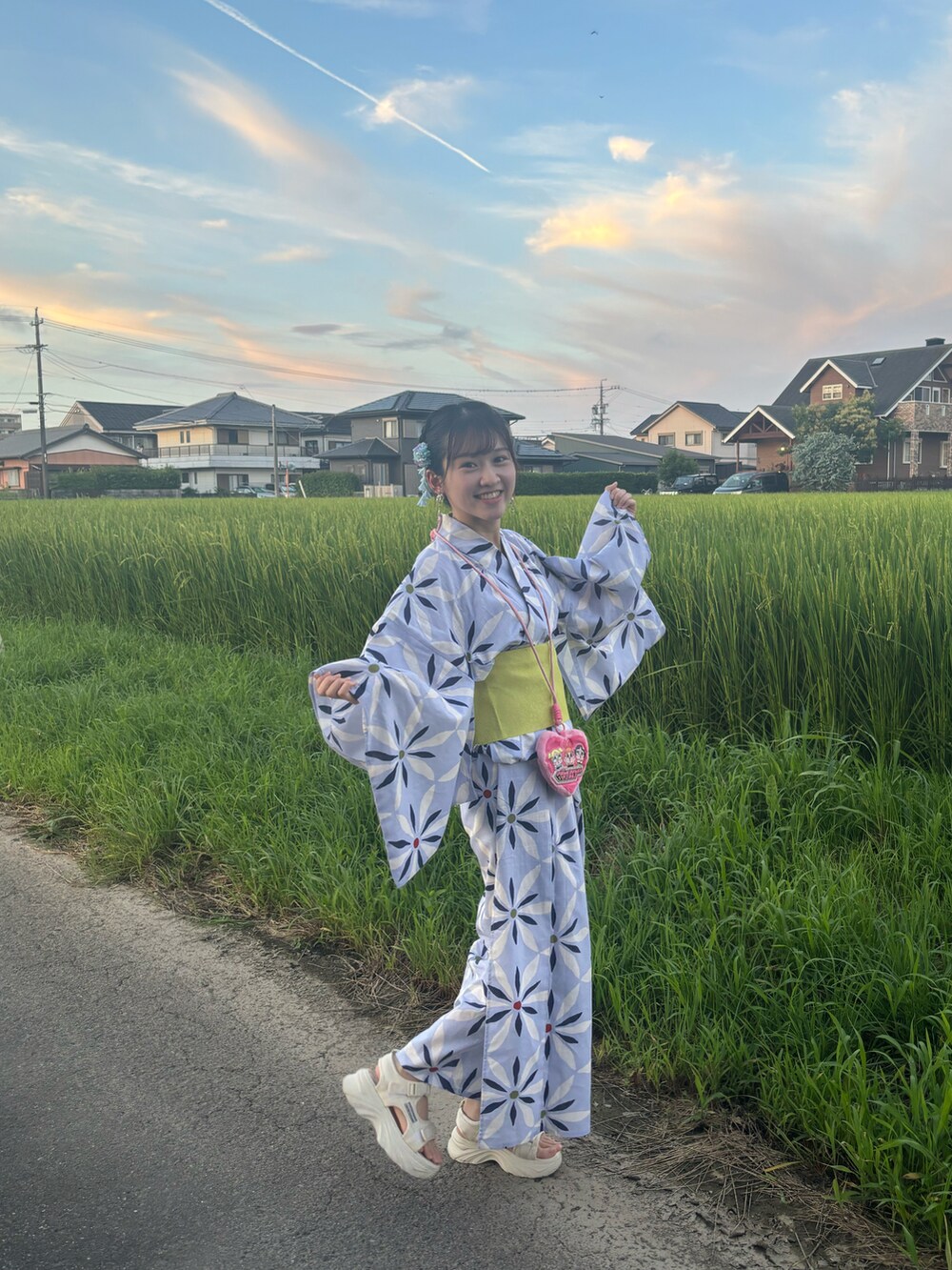 ピンク系のコインケースを着用したレディースの夏コーディネートの3枚目の写真