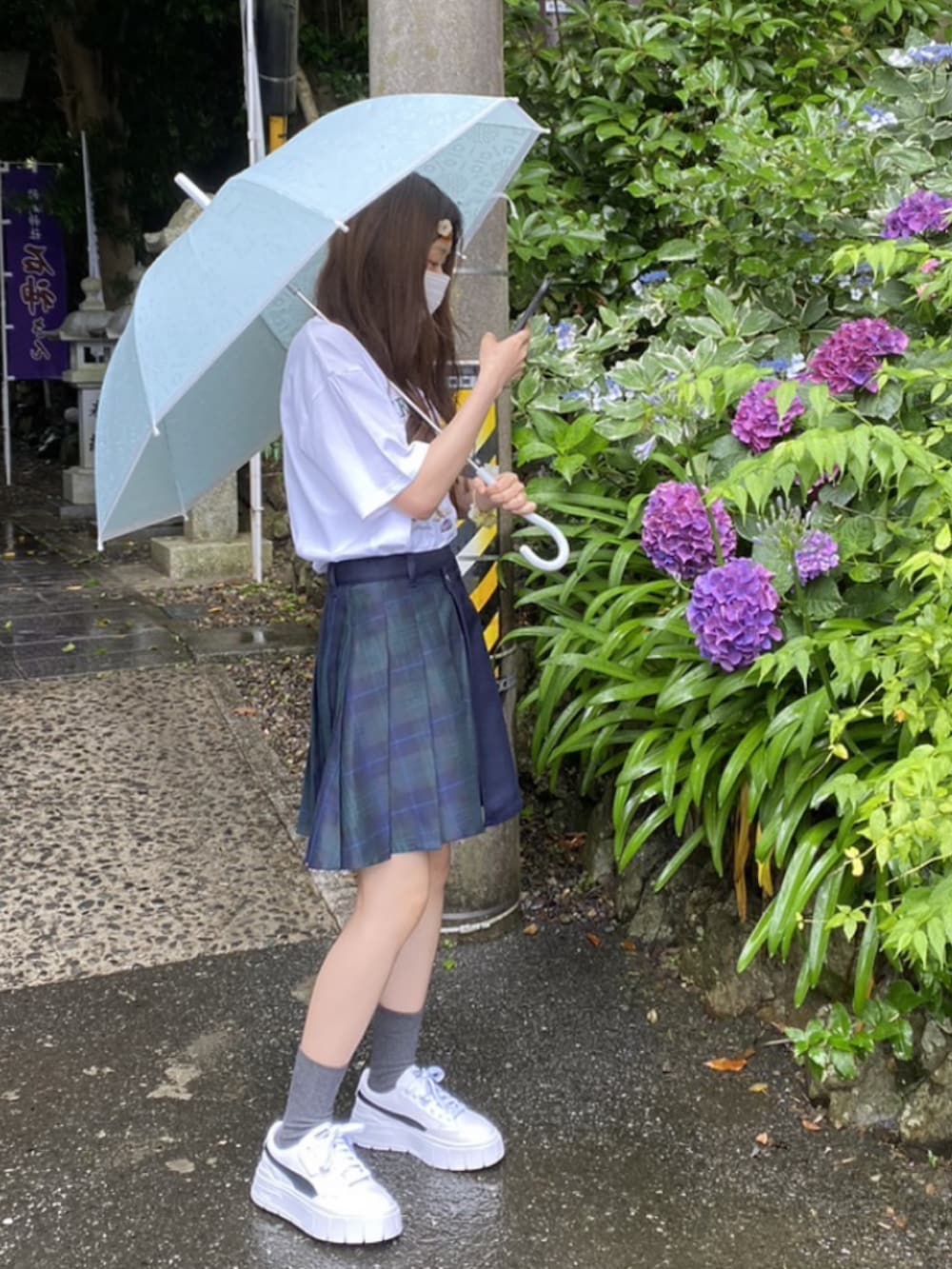 ホワイト系のTシャツ/カットソー、ブルー系のスカート、ホワイト系のスニーカーを着用したレディースの春コーディネートの2枚目の写真