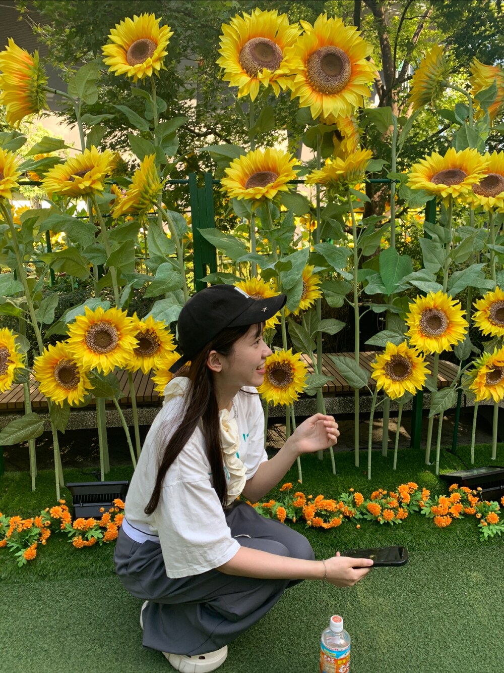 ホワイト系のTシャツ/カットソー、グレー系のスラックス、ホワイト系のスリッポンを着用したレディースの春コーディネートの2枚目の写真