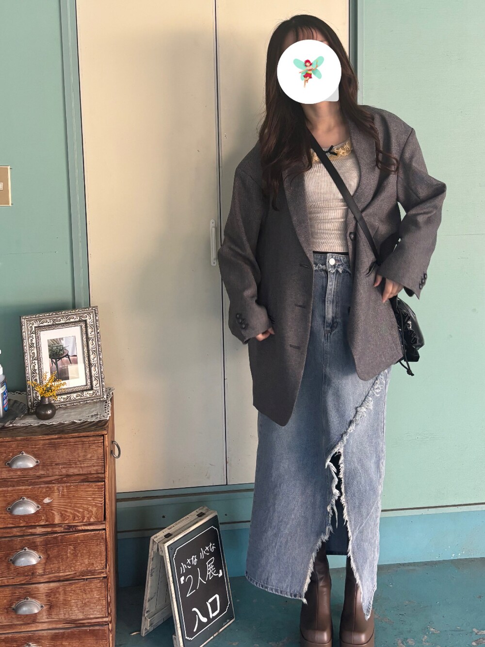 ブラック系のショルダーバッグ、グレー系のテーラードジャケット、ベージュ系のブーツを着用したレディースの春コーディネートの3枚目の写真