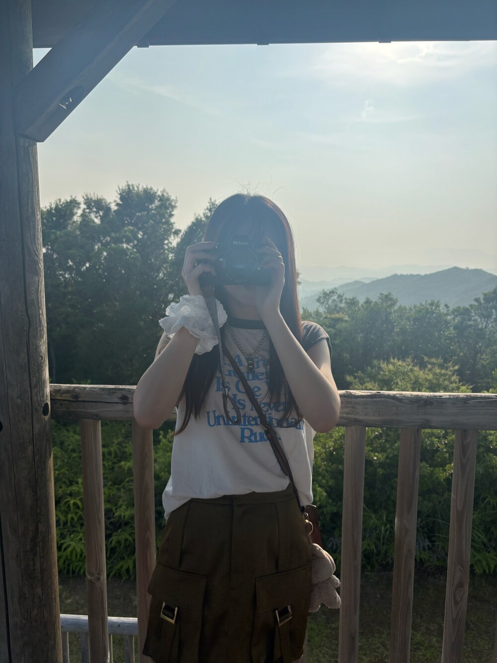 ホワイト系のTシャツ/カットソー、グリーン系のスカートを着用したレディースの夏コーディネートの3枚目の写真