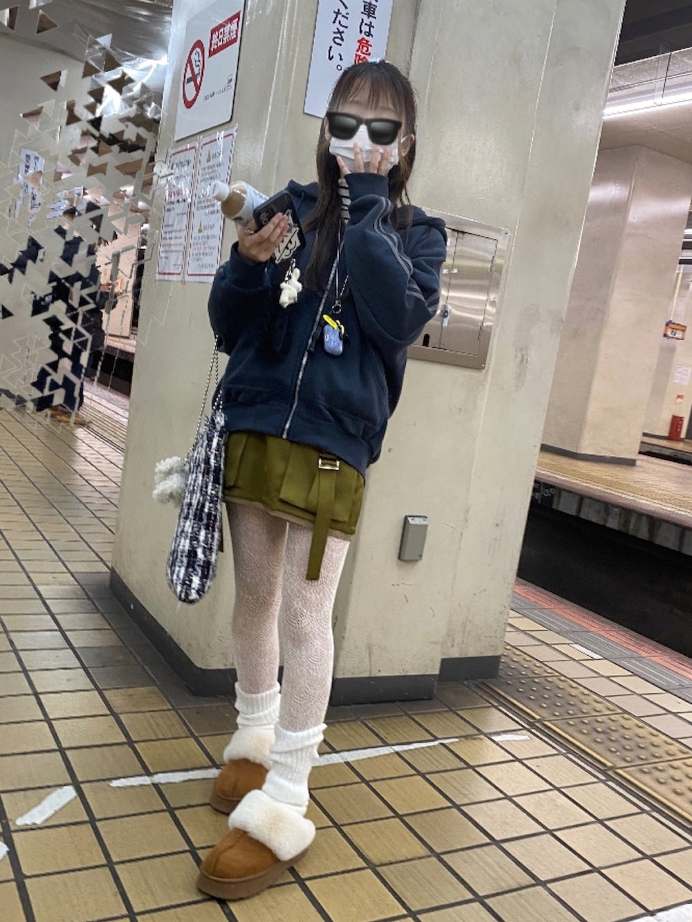 ブルー系のパーカー、グリーン系のスカート、その他のニット/セーターを着用したレディースの冬コーディネートの2枚目の写真