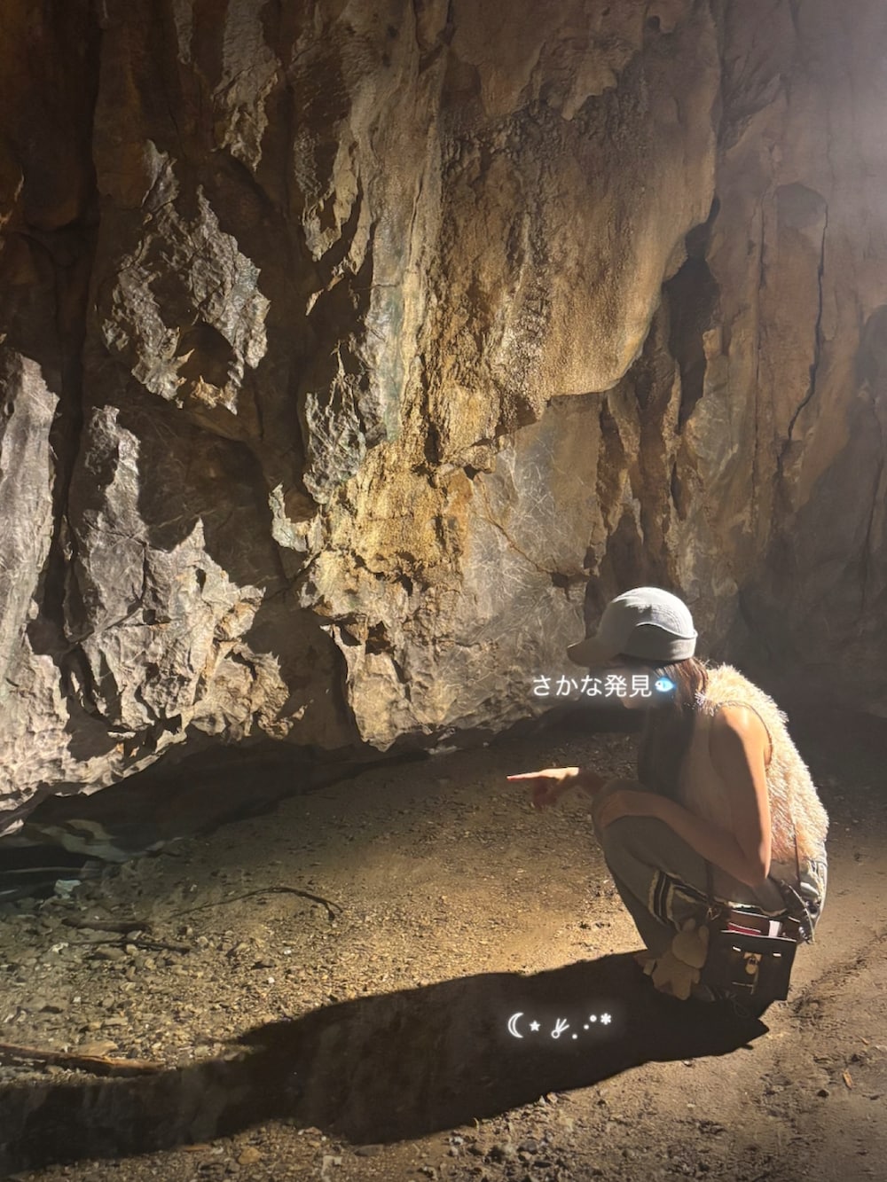 グレー系のスウェットパンツ、ベージュ系のシャツ/ブラウスを着用したレディースの夏コーディネートの2枚目の写真