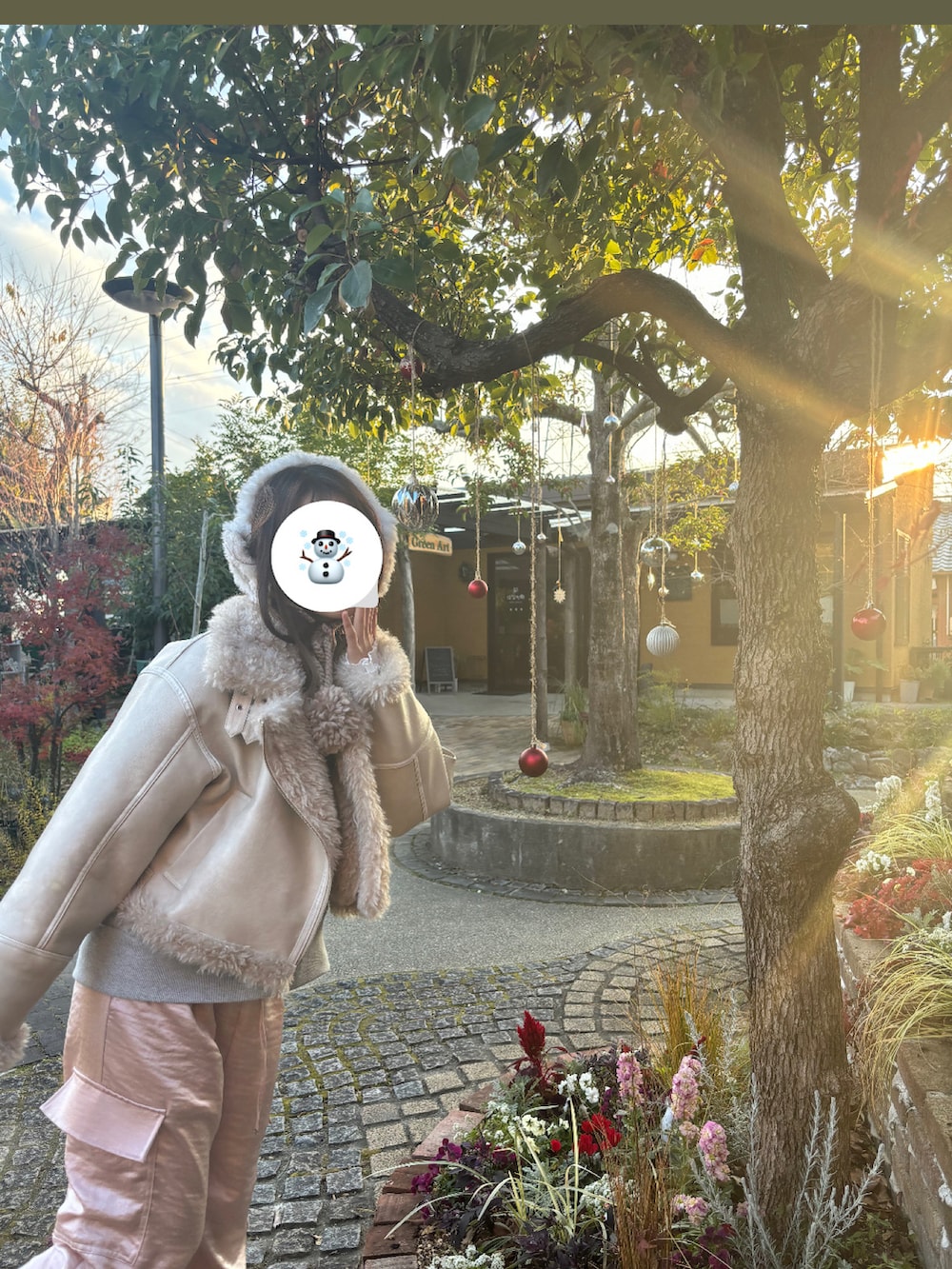 グレー系のTシャツ/カットソー、ピンク系のカーゴパンツ、ホワイト系のムートンコートを着用したレディースの冬コーディネートの2枚目の写真