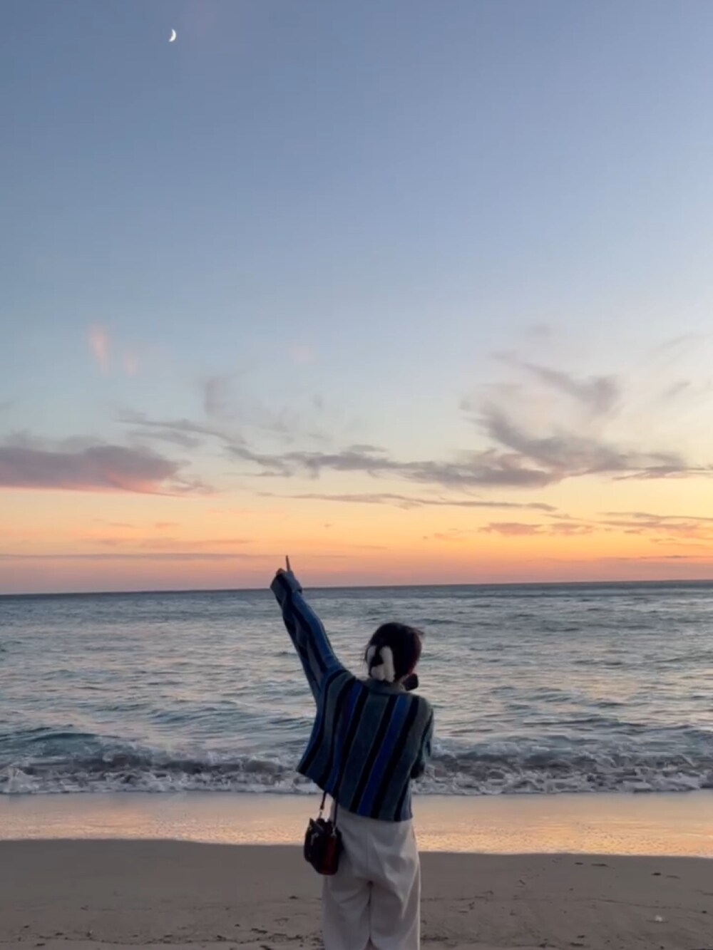 グレー系のカーディガン/ボレロ、ブラウン系のショルダーバッグ、ホワイト系のスラックスを着用したレディースの秋コーディネートの3枚目の写真