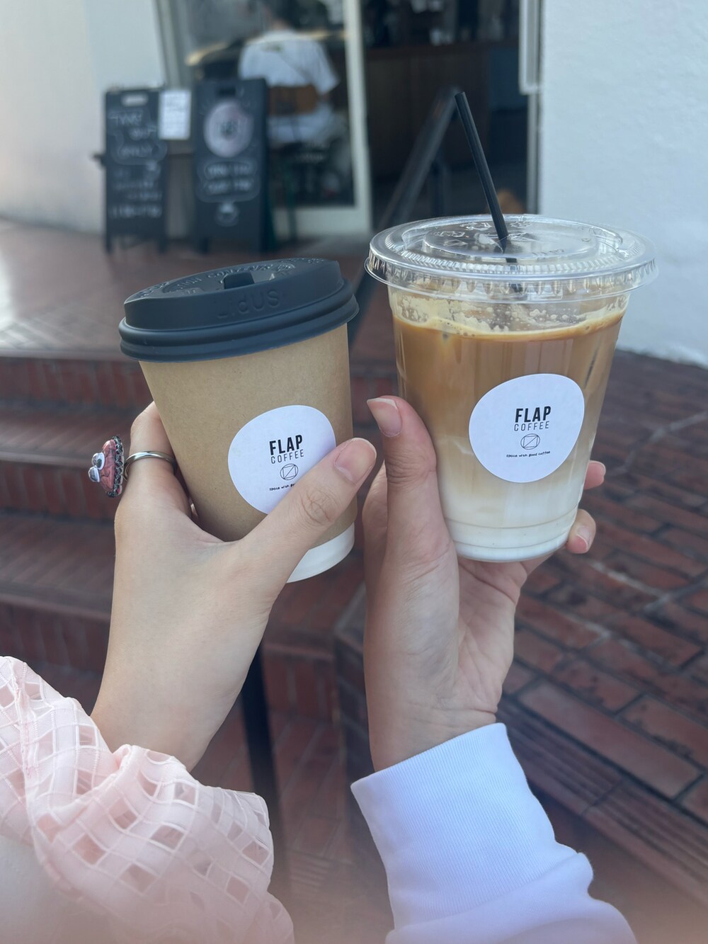 ブルー系のハンドバッグ、ブラック系のデニムパンツ、ホワイト系のスニーカーを着用したレディースの春コーディネートの3枚目の写真