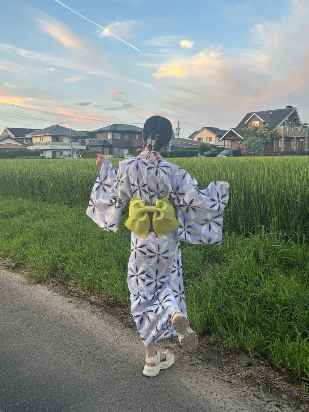 ピンク系のコインケースを着用したレディースの夏コーディネートの2枚目の写真