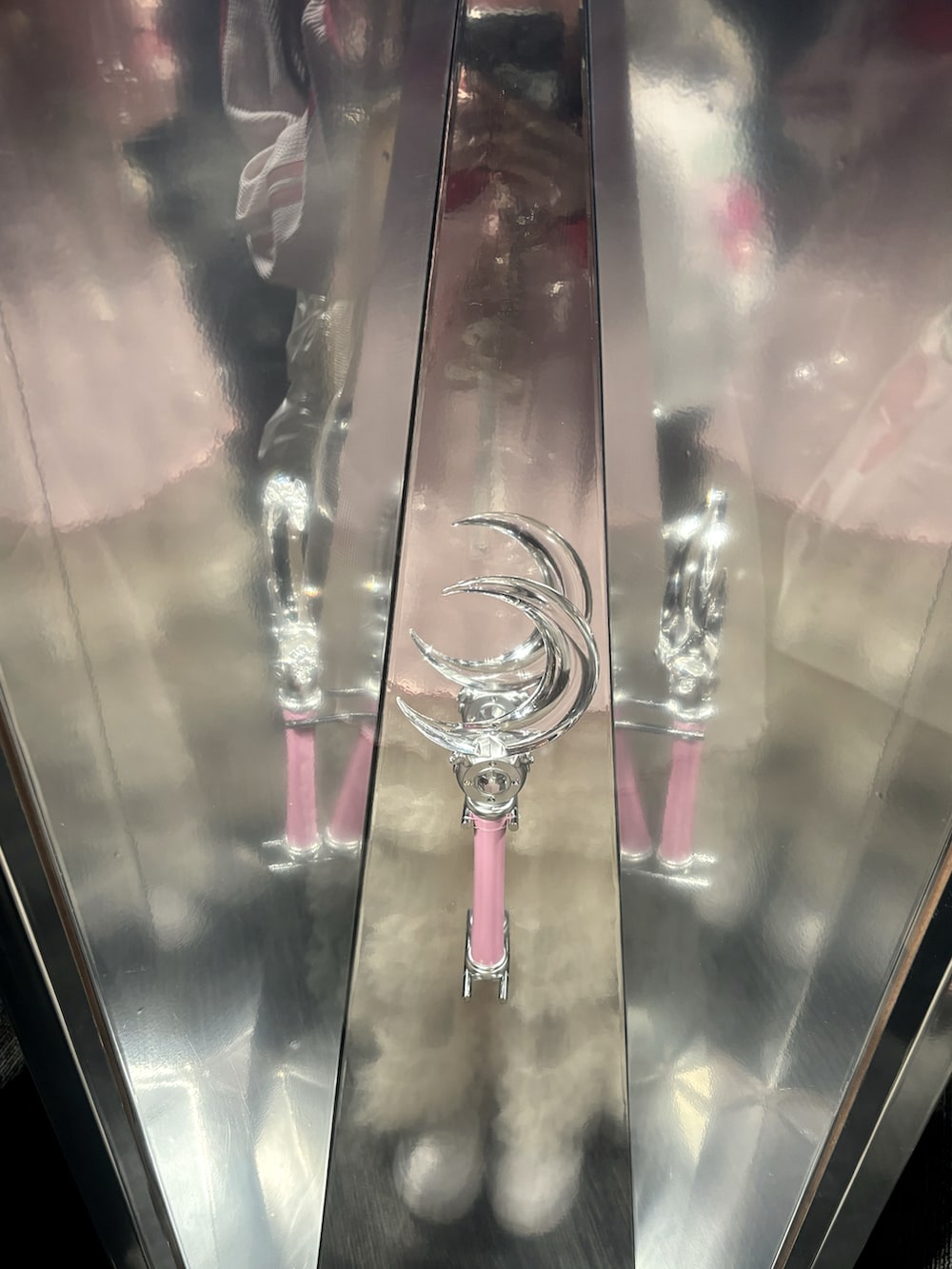 ピンク系のTシャツ/カットソー、ホワイト系のスカート、ホワイト系のショルダーバッグを着用したレディースの春コーディネートの2枚目の写真