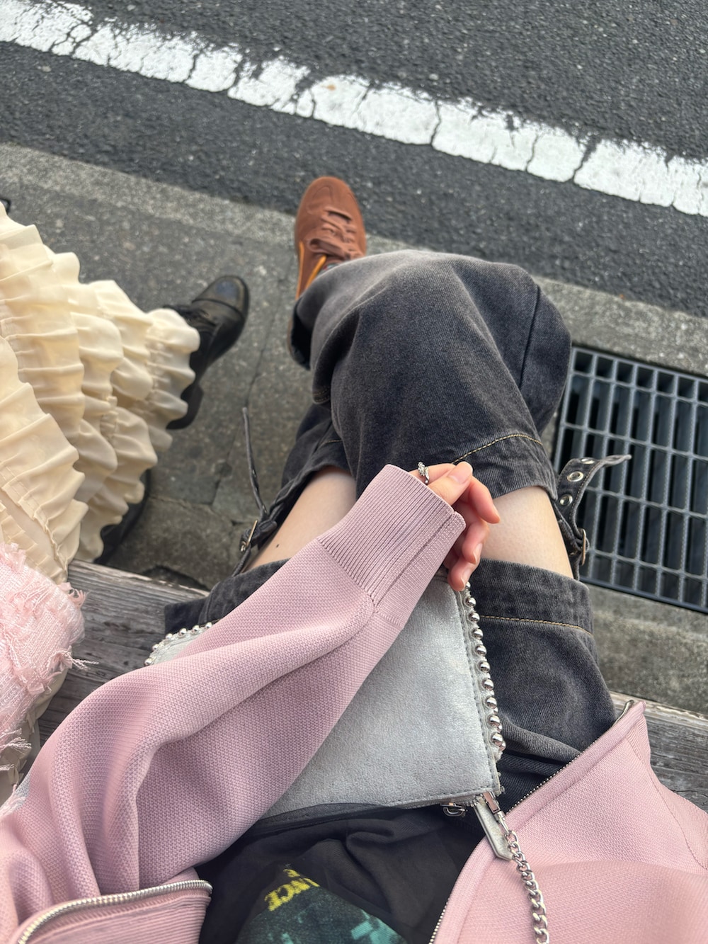 その他のTシャツ/カットソー、ピンク系のカーディガン/ボレロ、ブラック系のデニムパンツを着用したレディースの春コーディネートの3枚目の写真