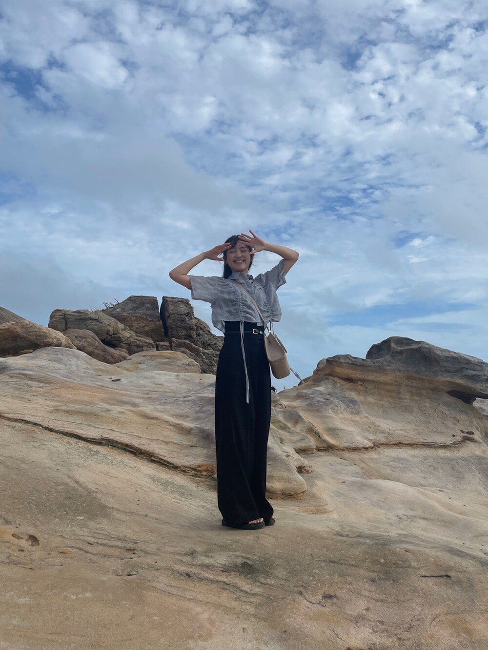 ブラック系のサンダルを着用したレディースの夏コーディネートの2枚目の写真