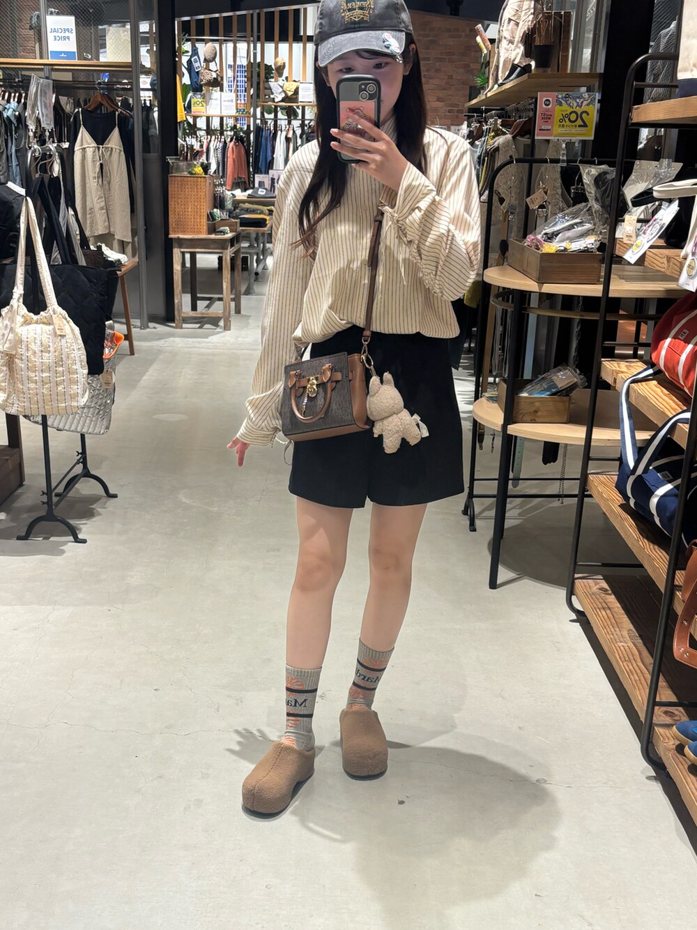 ベージュ系のスニーカーを着用したレディースの秋コーディネートの3枚目の写真