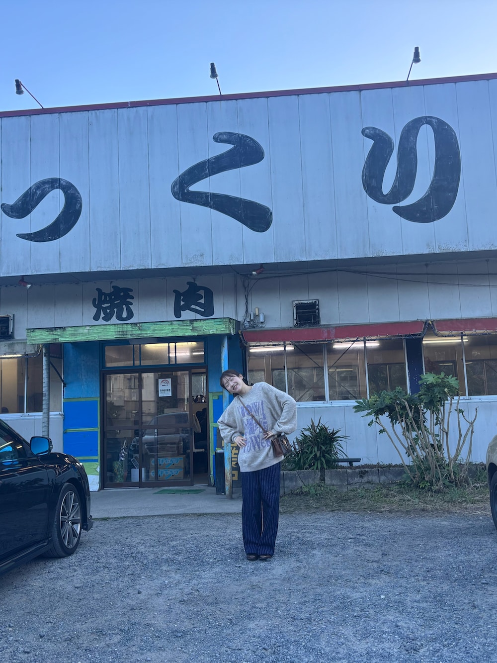 グレー系のニット/セーターを着用したレディースの秋コーディネートの3枚目の写真