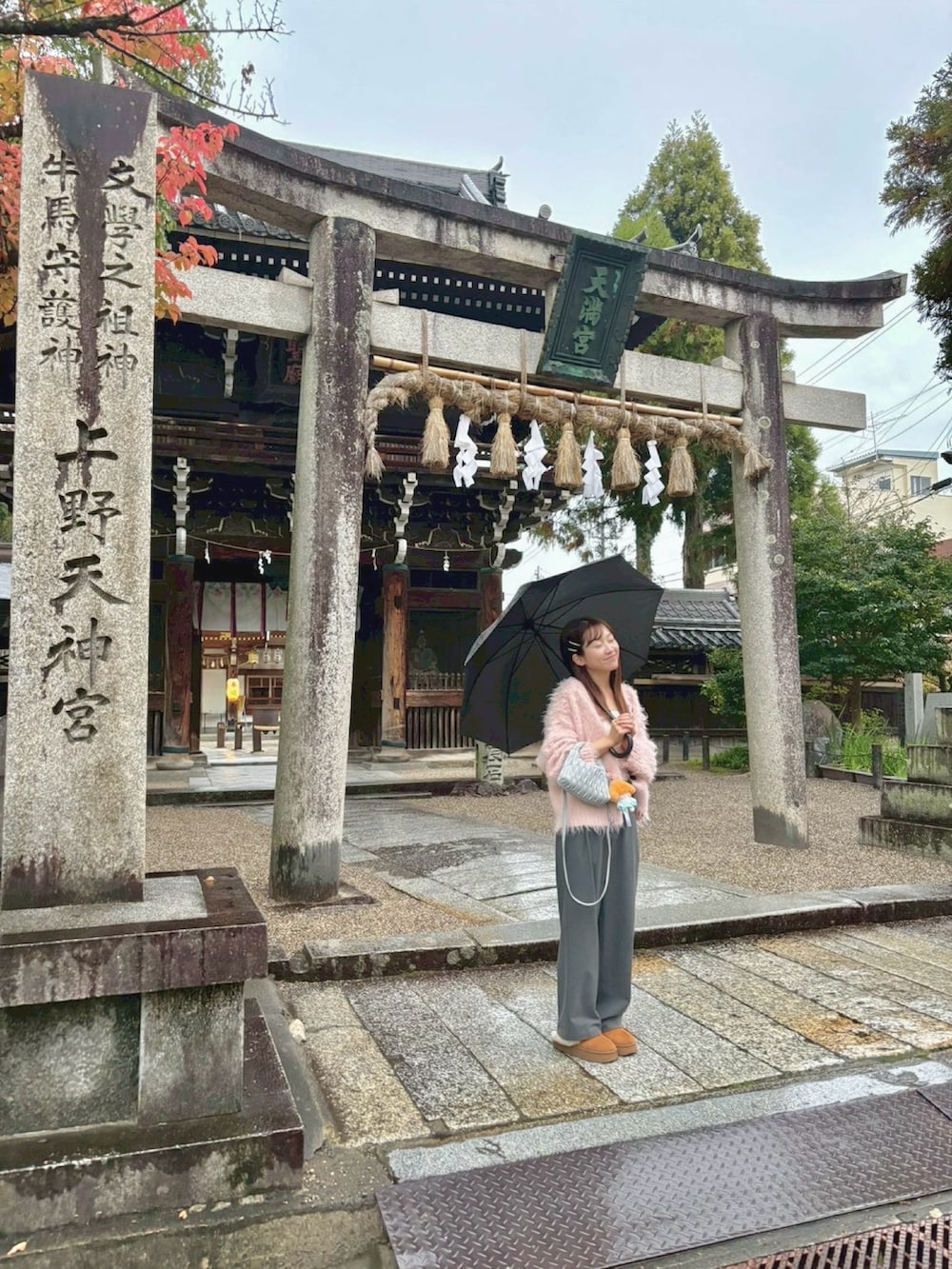 ピンク系のカーディガン/ボレロを着用したレディースの秋コーディネートの2枚目の写真