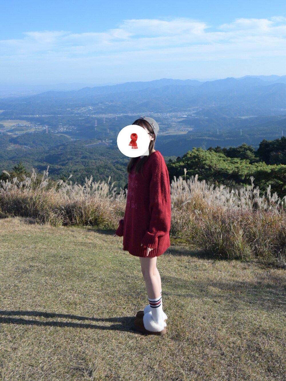 レッド系のニット/セーターを着用したレディースの秋コーディネートの2枚目の写真