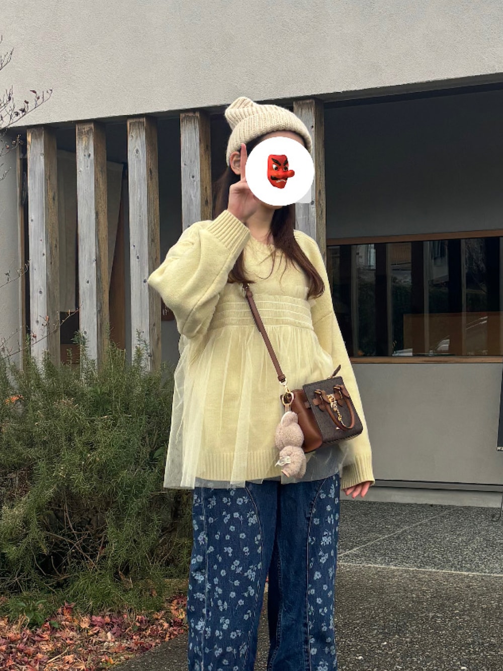 ブルー系のデニムパンツ、イエロー系のニット/セーター、イエロー系のブーツを着用したレディースの冬コーディネートの2枚目の写真