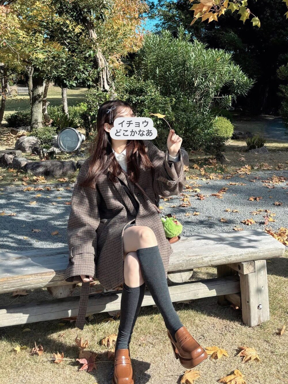 ブラウン系のその他アウター、ブラウン系のローファー、ホワイト系のニット/セーターを着用したレディースの秋コーディネートの2枚目の写真