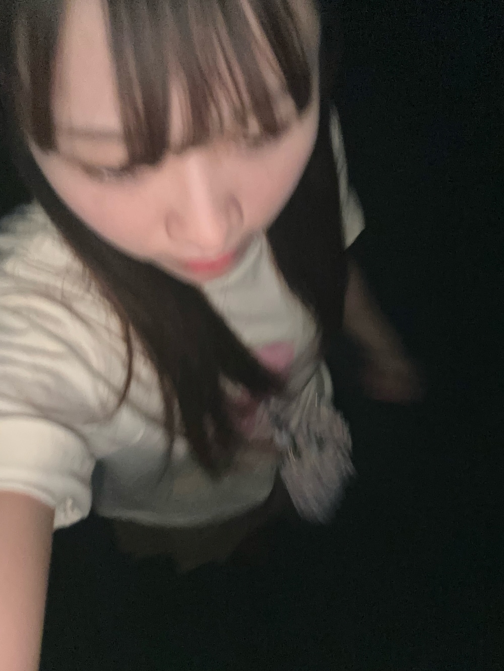 ホワイト系のキャミソール、ピンク系のショルダーバッグ、ブラウン系のスニーカーを着用したレディースの夏コーディネートの3枚目の写真