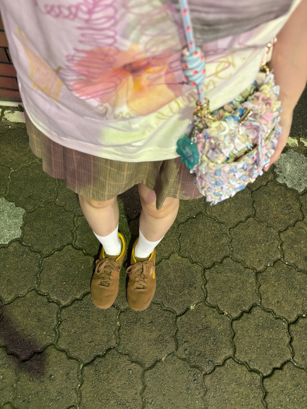 ホワイト系のキャミソール、ピンク系のショルダーバッグ、ブラウン系のスニーカーを着用したレディースの夏コーディネートの2枚目の写真