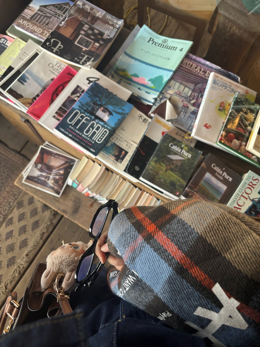 ブルー系のワンピース、ブラック系のブーツ、ブラウン系のショルダーバッグを着用したレディースの春コーディネートの2枚目の写真