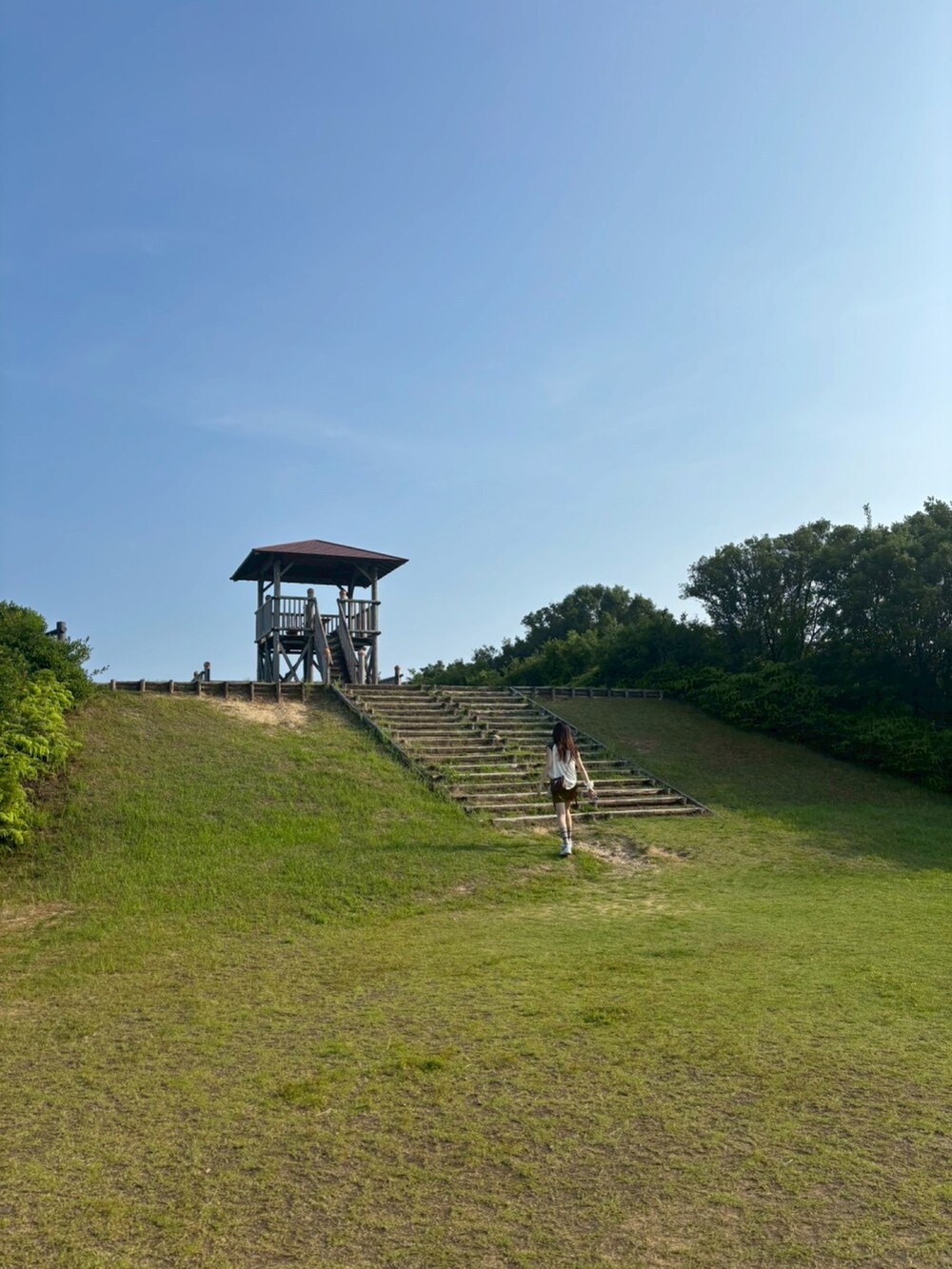 ホワイト系のTシャツ/カットソー、グリーン系のスカートを着用したレディースの夏コーディネートの4枚目の写真